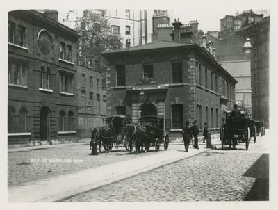 Gesamtansicht von Pferdekutschen im Scotland Yard von English Photographer